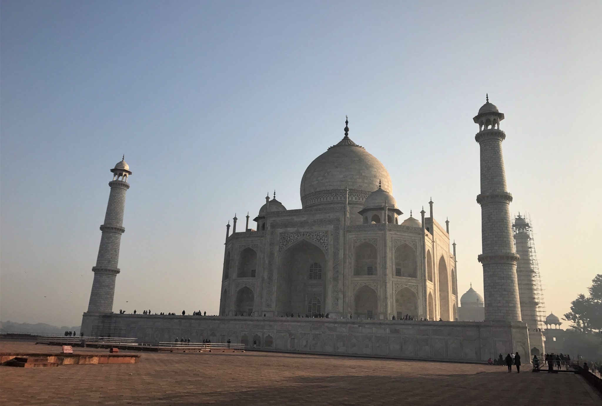 Махал 7. Тадж Махал на рассвете. The Taj Mahal the beautiful and impressive building in Agra ответы.