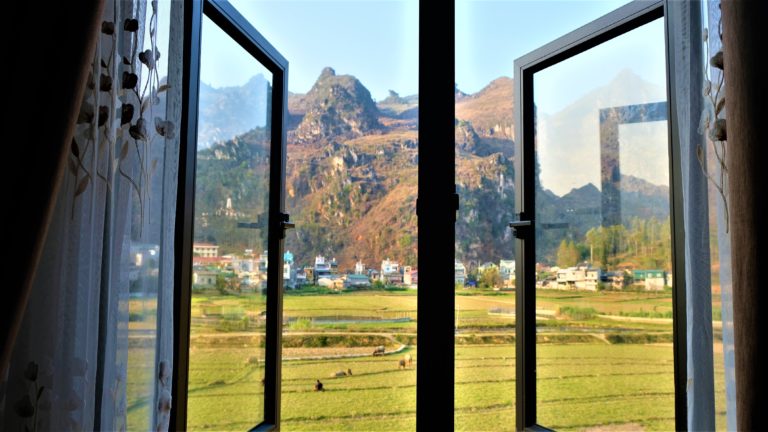 Open windows showing the scenery of the mountains in the Ha Giang Loop